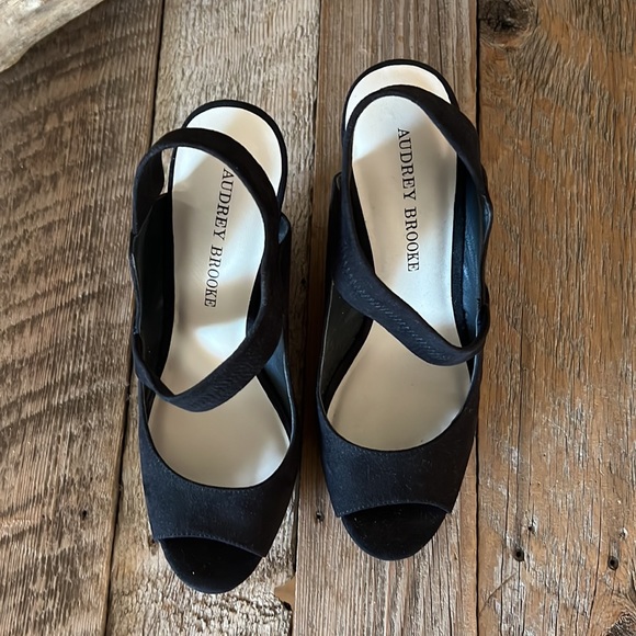 Audrey Brooke Kate Wedge Sandal Size 8 - Picture 5 of 10